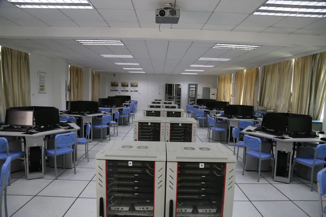 我校計算機室設備與網絡服務情況